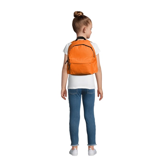 Zipped main compartment. Zipped front pocket. Nylon carry handle. Adjustable padded and reinforced straps. Padded back. Material: 600D polyester. Dimensions: 30 x 25 x 12 cm.