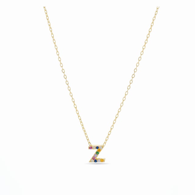 Alfabet ketting in 925 sterling zilver en veelkleurige zirkonia met 18 karaat geelgouden plating. Naast het bereiken van wereldreizende stijlen, maken onze ontwerpen een verschil en maken ze een radicaal verschil. Zorgvuldig handgemaakte ontwerpen met eersteklas materialen en fonkelende zirkonia's brengen een alfabet van verschillende grootte tot leven.

Het exotische ervan: initialen op 925 sterling zilver, wordt alleen geëvenaard door zijn ingetogenheid. Intuïtief, bedachtzaam, het klopt elke keer als je het draagt en vertegenwoordigt als weinig anderen het meest kosmopolitische stedelijke karakter: BE AUTHENTIC (NOT) UNIQUE.