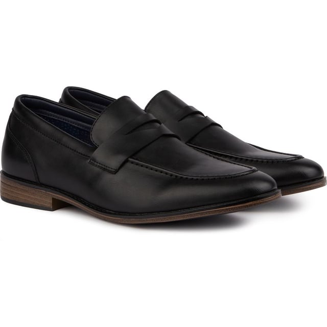 Mantenlo fresco y clásico con el elegante mocasín Leader negro de Soletrader, una prenda imprescindible para el caballero moderno y un elemento esencial elegante para tu guardarropa, así como el compañero perfecto para cualquier look elegante. Con mocasines, detalles de costuras y plantilla interior con la marca, estos zapatos elegantes y atemporales son elegantes sin esfuerzo.