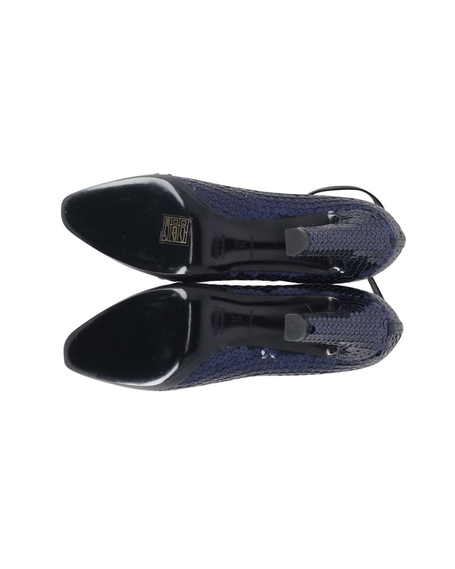 VINTAGE, NP WIE NEU  
Jede Schuhkollektion ist unvollständig ohne ein Paar funkelnde Pumps. Diese Miu Miu Schönheiten sind mit Pailletten bedeckt und haben eine runde Zehenform sowie hohe Absätze. Die Pumps verfügen zudem über bequeme Innensohlen und robuste Sohlen.  
Miu Miu Riemchenpumps in blauen Pailletten  
Farbe: Blau  
Material: Paillette  
Größe: EU37.5/US7.5/UK4.5  
Zustand: Ausgezeichnet  
Abnutzungserscheinungen: Nein  
SKU: 237645