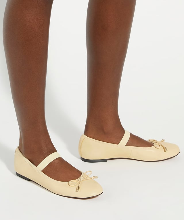 Our Helenas flats have been crafted from premium soft leather and designed with an elasticated strap to hold your foot in place. A contemporary approach to a timeless shoe, this versatile silhouette is complemented by an elegant almond toe.