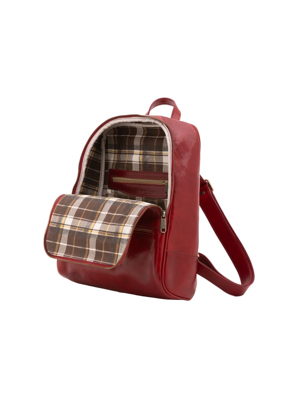 Bolso bandolera para mujer. El cierre es con cremallera. Los bolsillos internos son uno con cremallera. Los bolsillos externos son uno frontal con cremallera y otro trasero con cremallera. La bandolera es ajustable en piel. El mango es de piel. Hay un compartimento interno. El material exterior es auténtica piel de vacuno. Internamente está forrado en algodón. Medidas: 30x36x12 cm. Hecho en Italia