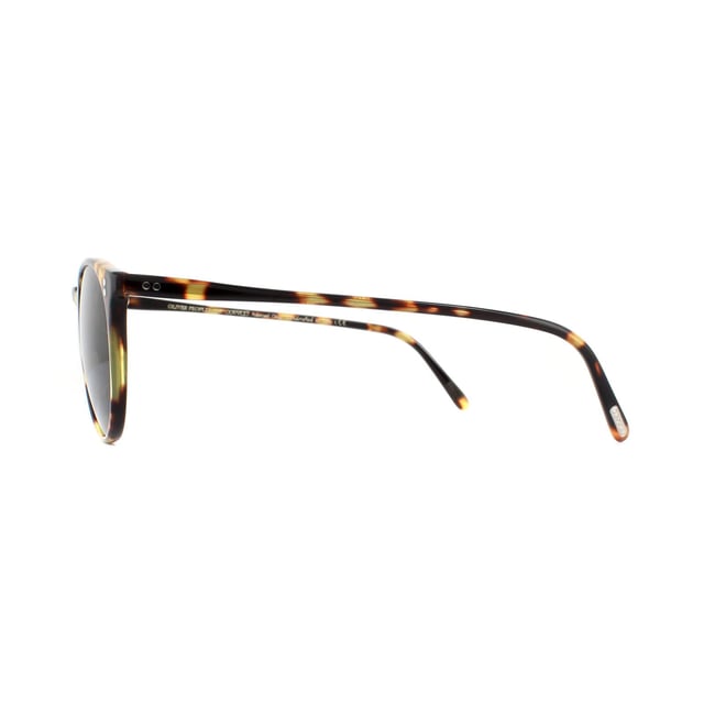 Las gafas de sol Oliver Peoples O'Malley 5183S 1407P2 Vintage DTB Midnight Express Polarizadas se inspiran en la montura clásica utilizada por el antiguo dueño de los LA Dodgers. Esta forma icónica es uno de los diseños más reconocibles de Oliver Peoples, con lentes distintivamente redondos, placas hechas a mano y un puente en forma de llave. Las patillas delgadas llevan el logo de Oliver Peoples en las puntas. Cada par es completamente hecho a mano, lo que resulta en patrones únicos formados para cada montura.