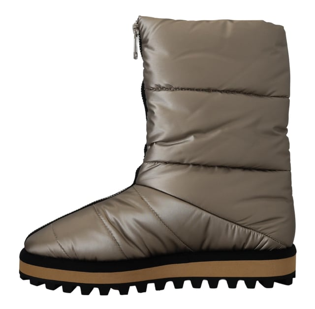 Dolce & Gabbana Men's Silver Padded Mid Calf Winter Shoes Boots Brand: DOLCE & GABBANA
Model: Mid calf boots
Material: 100% Polyester nylon
Color: Silver Platino
Rubber sole
Zipper closure
Logo details
Made in Italy
Material: 100% Polyester nylon
