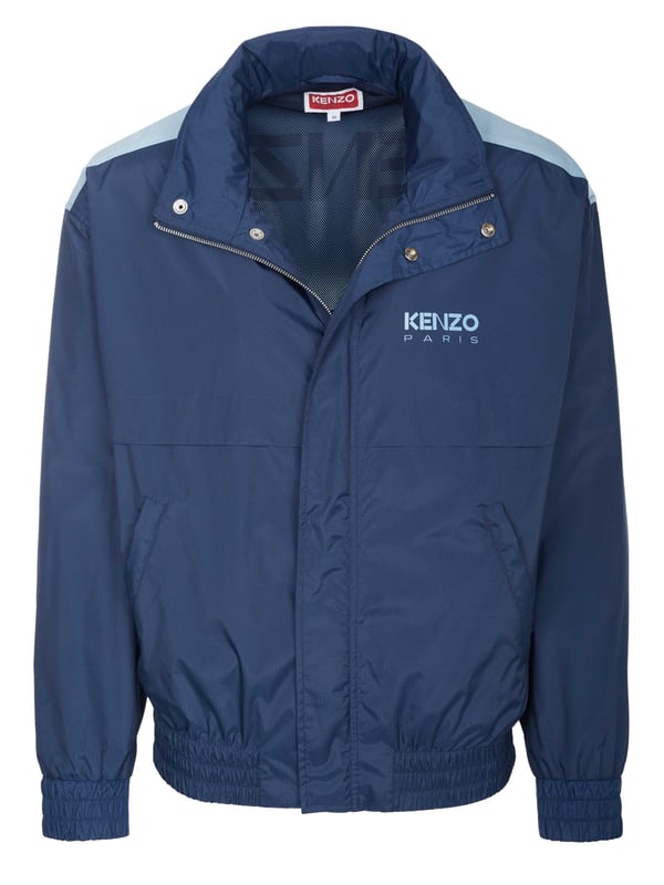 100% poliéster; chaqueta Kenzo; Modelo: 5BL156 9NA 77 01 P 226; Mano de obra de alta calidad; Ajuste extragrande; Cuello alto con capucha plegable; Cremallera oculta con tapeta con botones a presión; canesú trasero con forro de malla; Dos bolsillos laterales con cremalleras; Puños ajustables; Cintura elástica; Detalles del logotipo de Kenzo