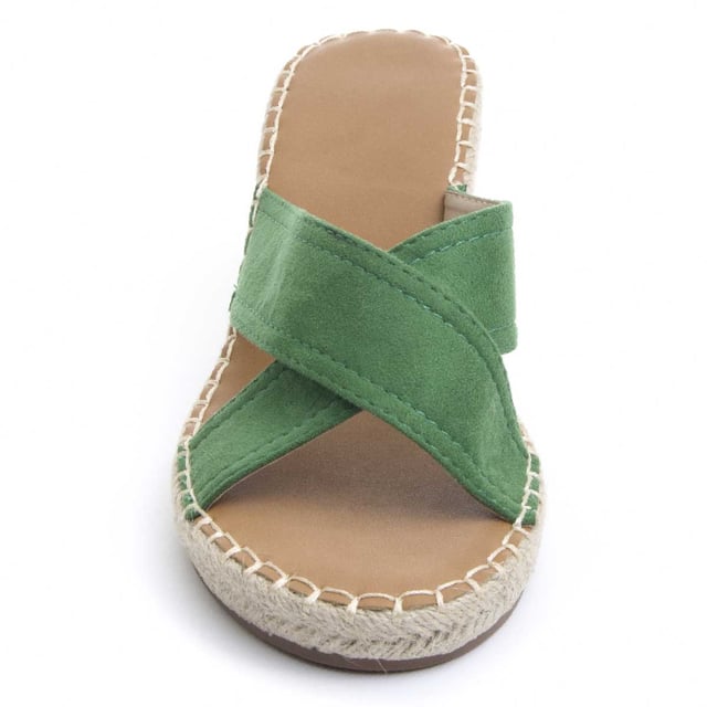 Sandalia cómoda para mujer. Calce cómodo. Plantilla acolchada. Suela antideslizante. Cosido reforzado. Colección cápsula en colaboración con la marca.