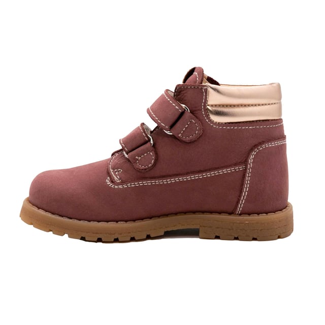 Especificaciones: Botas confeccionadas en piel con doble lágrima en el cuello y borde laminado en oro rosa en el tobillo. Interior de piel, plantilla anatómica y transpirable. Suela de goma flexible. Parte superior: Cuero Cordones: Doble lágrima Tipo de suela: Suela de goma