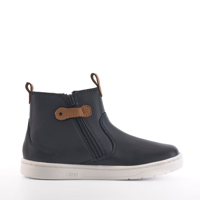 Reach for the stars in these stylish Energy hi-top boots that will keep feet feeling great with soft leather upper, a removable footbed and breathable textile/leather linings. The contrast white sole unit features biomechanical grooves to help aid foot movement and development with additional extra toe and heel protection. The user-friendly inside zip and elastic side panel ensures the next adventure is only moments away.