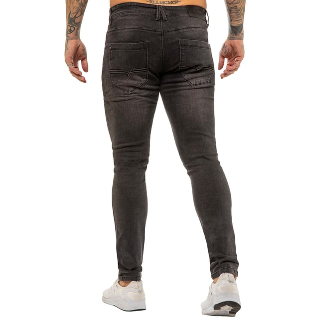 Recién llegados de la prensa, estos jeans hiperelásticos de mezclilla azul son el complemento perfecto para su guardarropa de verano, con un diseño en relieve en los bolsillos traseros y una etiqueta de la marca de la cintura de cuero en la parte posterior. 5 bolsillos de estilo clásico que incluyen un bolsillo para monedas y un botón de mosca para completar el look. Estos jeans muestran 100% de comodidad.