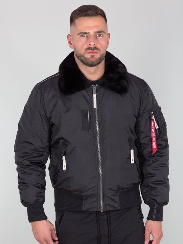 Moderne Bomberjacke mit abnehmbarem Pelzkapuze, gepolstertem Futter und Flugnylon-Außenmaterial. Kontrastnähte; Kragen aus Schafsleder; RBF-Tag; Druck auf dem Ärmel; Bedruckte Manschette. Produktnummer: 143104-03 SCHWARZ