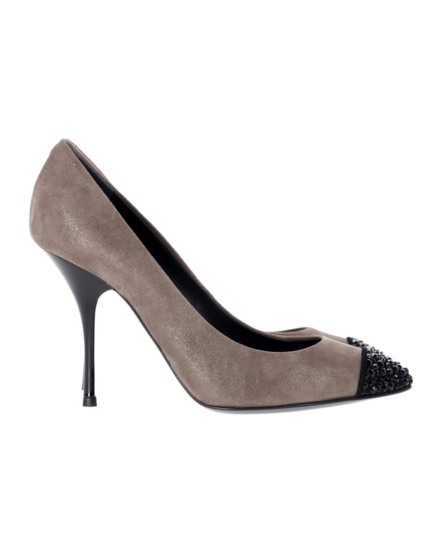 VINTAGE, RRP AS NEW
This season is all about statement sparkle, so dip into the trend with Giuseppe Zanotti's embellished pumps. Crafted from the finest Brown suede with a lustrous finish, this decadent pair will radiate high-octane glamour all night. Slip them on with a shimmering dress and woven accents for a captivating after-dark look.

Giuseppe Zanotti Muffa Crystal Embellished Cap Toe Pumps in Metallic Brown Suede 
Material: Suede 
Color: Metallic Brown 
Size: EU37.5
Condition: Excellent
Sign of wear: Light wear on soles
SKU: 364935
