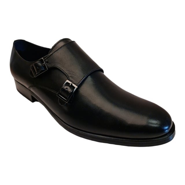 Zapato oxford de hombre con detalles de costuras en la zona alta del empeine con de doble hebilla. Cuenta con una cómoda suela y una planta antideslizante.
