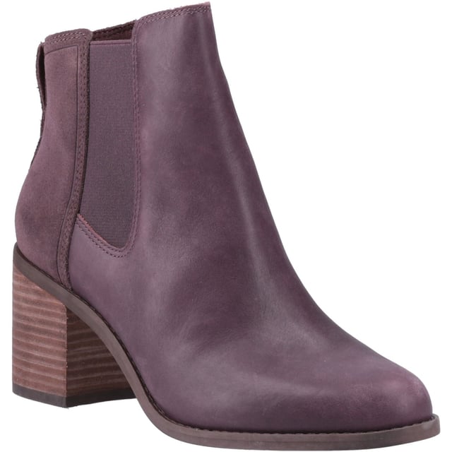 Mode ontmoet functie in de Evelyn enkellaars. Ontworpen voor comfort dankzij de precies goede blokhak en een dubbele boord voor gemakkelijk aan- en uittrekken. Een must-have stijl die je met gemak van je werk naar het weekend brengt.