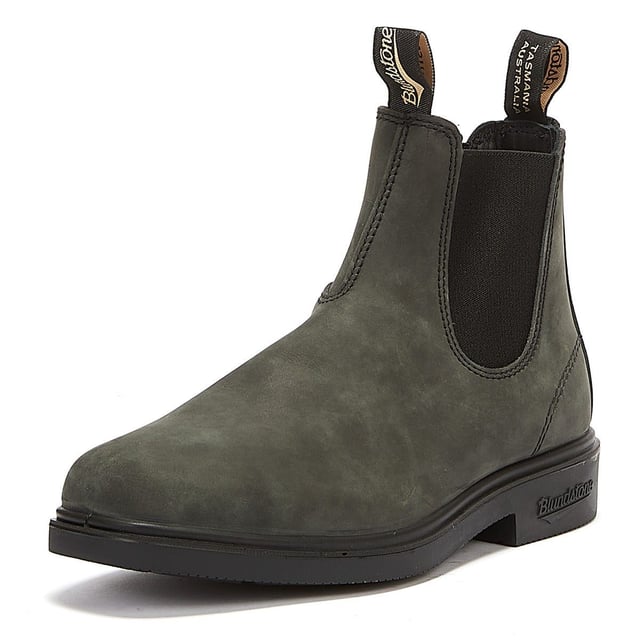 Una combinación de forma, función y comodidad inigualable, las botas Chelsea negras rústicas Blundstone 1306 son las botas ideales para la oficina, el bosque y cualquier otro lugar. Estas botas, confeccionadas en piel nobuck negra rústica de grano completo de primera calidad con un perfil esbelto y una punta cuadrada cincelada, rezuman estilo. Sin embargo, en el fondo siguen siendo botas Blundstone y vienen con el sistema SPS Max Comfort de Blundstone para una excelente absorción de impactos y una comodidad duradera, además de plantillas extraíbles, lo que le permite permanecer cómodo todo el día y garantizar que sus botas Blundstone se vean iguales después de temporadas de uso. Para los días de semana o los fines de semana, informales o formales, estas botas de vestir Chelsea Blundstone 1306 son las botas perfectas sin importar la ocasión. Parte superior de cuero negro de grano completo flexible que se adapta a tus pies mientras los usas Laterales elásticos negros y tiradores icónicos para ponérselos fácilmente La costura doble y el cuero de primera calidad garantizan una durabilidad duradera La suela exterior de TPU altamente duradera garantiza una excelente tracción en todos los terrenos y una durabilidad excepcional Sistema Blundstone SPS Max Comfort y resorte ergonómico en la puntera para una comodidad excelente Entresuela acolchada para comodidad durante todo el día Ligero y cómodo