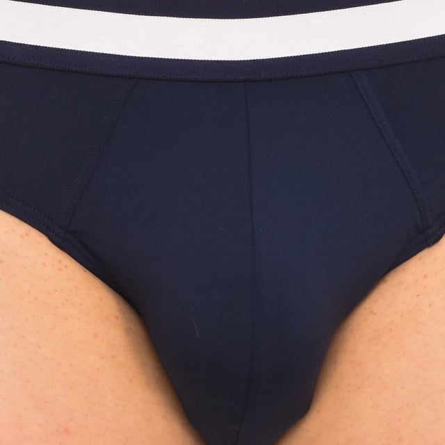 Slip Tommy Hilfiger.
Color Azul marino
Cinturilla de goma elástica.
Tejido cómodo y transpirable.
Frontal anatómico, con capacidad de sujetar sin apretar.
Costuras vistas a tono.

Composición:
- 91% Poliamida- 9% Elastano.

 Instrucciones de lavado:
-Lavar a temperatura máx. 40ºC.
-No usar lejía.
-Admite lavado en seco.
-Permite utilizar secadora.
-Planchar a temperatura máx. 130ºC.