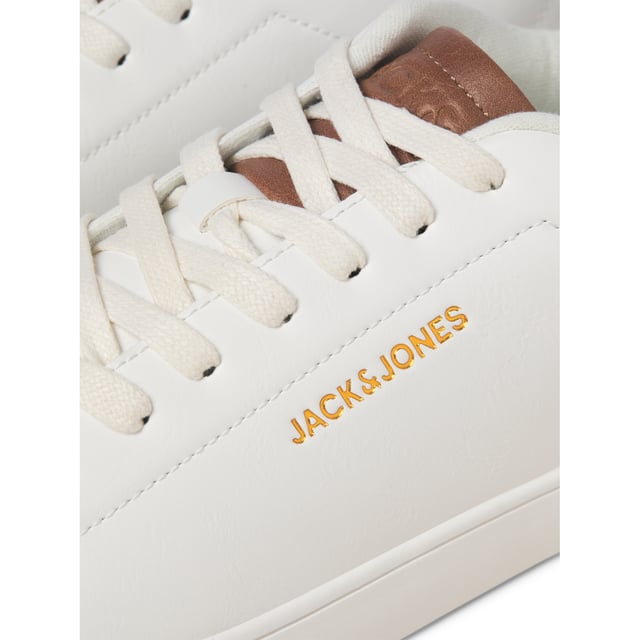 Zapatillas deportivas para hombre de la marca Jack & Jones. El zapato está hecho de cuero sintético de alta calidad.  Marca: Jack & JonesNombre del modelo: BossCategoría: zapatos para hombreMateriales: piel sintéticaColor: blanco, coñac.