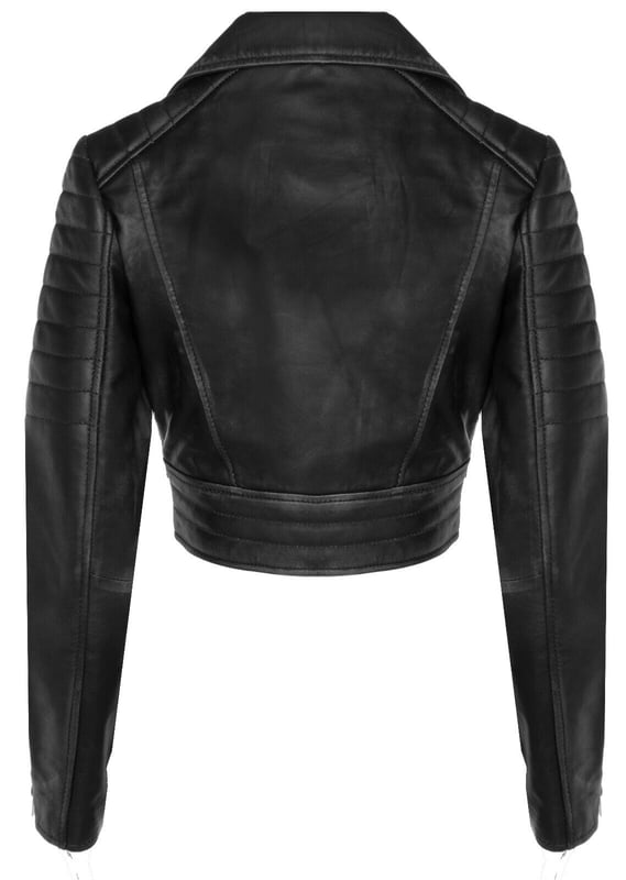 Gönnen Sie sich Luxus und modernen Stil mit unserer exquisiten Lederjacke. Das macht es zu einem Must-Have:  
 Höchste Weichheit: Gefertigt aus ultraweichem Leder mit Premium-Nappa-Finish Jacke ist ein haptischer Genuss, der sich luxuriös auf der Haut anfühlt. 
 Cropped Chic: Die zeitgemäße, verkürzte Länge und das figurbetonte Design sorgen für einen modischen und eleganten Look schmeichelnder Look, der perfekt zu jedem Anlass passt. 
 Besondere Details: Gesteppte Schultern und verlängerte vertikale Reißverschlusstaschen verleihen dieser Jacke einen Hauch von Raffinesse und Einzigartigkeit Design. 
 Anpassbarer Komfort: Mit Reißverschlussmanschetten können Sie die Ärmel für einen individuellen Look hochkrempeln, während eine mit Schnallen verstellbare Taille dies ermöglicht die perfekte Passform und das perfekte Tragegefühl. 
 Kultiges Flair: Das breite, fallende Revers greift den klassischen Brando-Stil auf und verleiht diesem modernen Modell einen zeitlosen Hauch von Flair Meisterwerk.  Diese Jacke ist mit hochwertigem Satin gefüttert und mit einem außermittigen YKK-Reißverschluss versehen und kombiniert Komfort mit hochwertiger Mode. Mit zwei Außentaschen mit Reißverschluss und gesteppten Details ist es der Inbegriff von Eleganz und Vielseitigkeit für modebewusste Menschen.