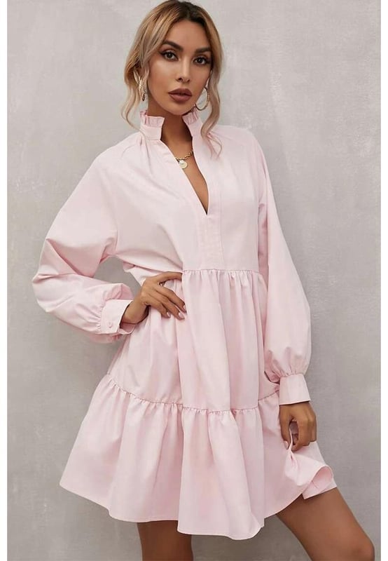 Vestido Largo de Ropa con Cuello Alzado Fruncido de Manga Larga  
  Diseño elegante con atención al detalle  
  Cuello alzado fruncido para un toque de dramatismo  
  Mangas largas para cobertura y calidez  
  Detalle femenino de volantes  
  Sofisticado y a la moda  
  Perfecto para ocasiones formales y uso diario  
  Hecho para mujeres que aprecian la calidad y el estilo  
Material: 95% Poliéster 5% Elastano