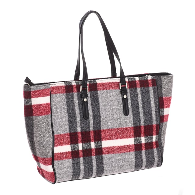 Bolso shopper U.S. POLO ASSN.
Sintético.
Cierre con cremallera.
Interior frontal: Dos bolsillos abiertos.
Interior trasero: Un bolsillo con cremallera.
Correa extraíble ajustable.
Forro interior con estampado de la marca.
Logo de la marca en el frontal.
Costuras vistas a tono.
 Medidas: 52x32x13cm
 Composición: 80% Poliéster, 20% Poliuretano
 Cuidados:
Limpiar con un paño húmedo.