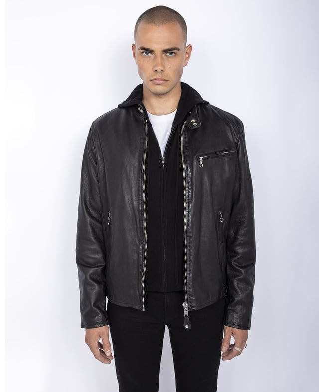 Echtlederjacke im Biker-Look mit Seitentaschen, Stehkragen und verstellbaren Schnallen.