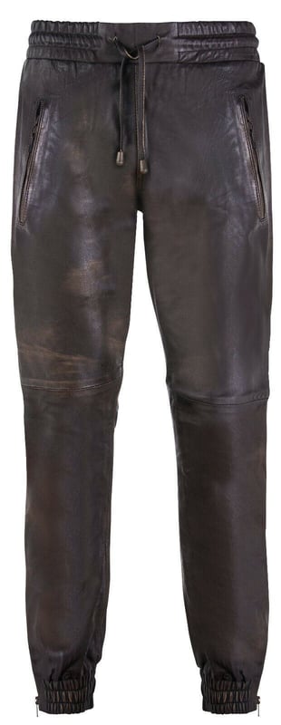 Dies ist eine stilvolle Variante der beliebten Jogginghosen, die seit ihrer Einführung in den 1920er-Jahren als lässige und bequeme Kleidung der Wahl dienen. Dieses Paar ist aus hochwertigem Vollnarben-Nappaleder gefertigt, was dieser Hose ein weiches Gefühl und eine glatte Ästhetik verleiht. Für zusätzlichen Komfort haben wir einen elastischen Bund mit Lederkordelzügen hinzugefügt, damit Sie die Taille an die für Sie passende Passform anpassen können, sowie Reißverschlüsse an den Knöcheln für zusätzlichen Platz, falls Sie ihn brauchen. Genau wie die Original-Jogginghose sind sie für den Einsatz beim Training konzipiert und verfügen über Reißverschlusstaschen zur sicheren Aufbewahrung während der Bewegung sowie ein atmungsaktives, feuchtigkeitsableitendes Innenfutter, das für Komfort über lange Zeiträume sorgt. • Hergestellt aus ultraweichem Nappaleder. • Für Training, Sport und Freizeit geeignet, mit atmungsaktivem und feuchtigkeitsableitendem Futter. • Mit zwei Reißverschlusstaschen an der Taille und zwei Taschen hinten. • Elastischer Bund mit Lederkordelzügen und Reißverschluss an den Knöcheln