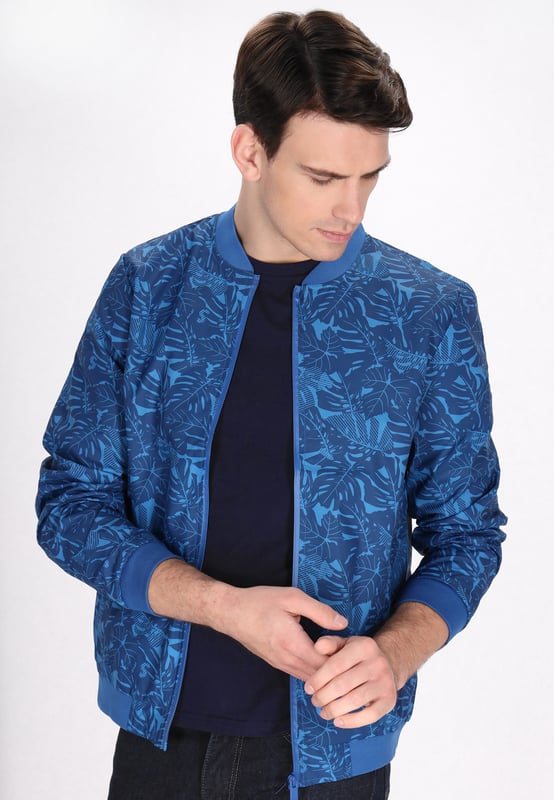 Laat je stijl de vrije loop met dit bomberjack met een levendig bladprintmotief. De geribde opstaande kraag en manchetten zorgen voor een aansluitende pasvorm, terwijl de allover print diepte aan je look toevoegt. Dit kledingstuk met lange mouwen, compleet met een ritssluiting over de volledige lengte en handzakken, is perfect voor moeiteloos koelen. Geen enkel detail wordt over het hoofd gezien in dit stijlvolle bomberjack!  Jas