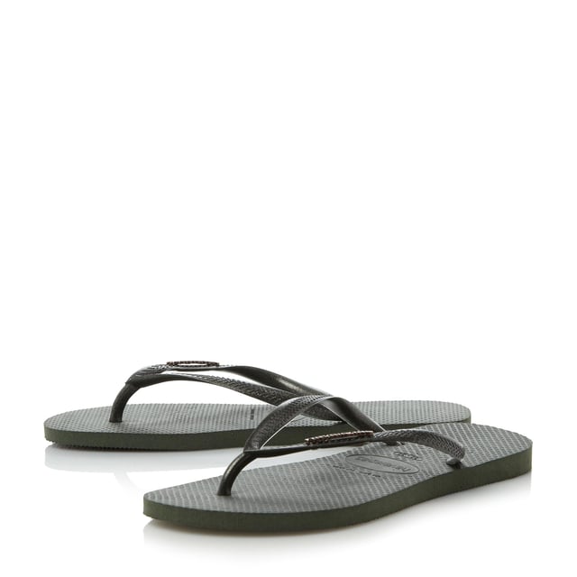 Make a splash with this eyecatching metallic logo flip flop. It features a toe post strap, metallic logo detail and easy grip sole.