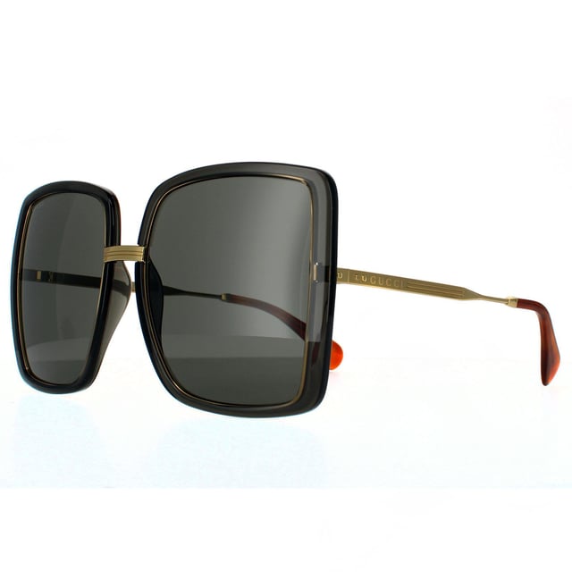 Gafas de sol cuadradas para mujer Gucci en gris con cristales y detalles en oro. Las gafas Gucci tienen lentes superoversized en forma cuadrada con montura de plástico y delgadas varillas y puente de metal en contraste. Rayas están grabadas en el metal, así como el logo de Gucci en las varillas.