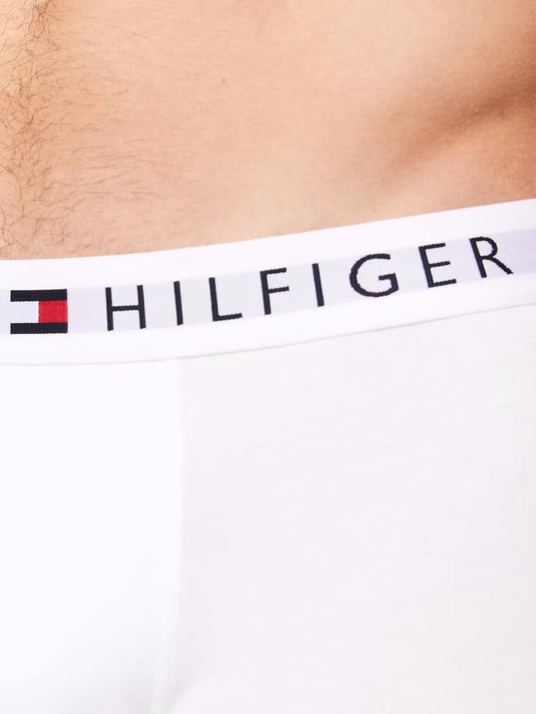 Diese Herren-Boxershorts im Dreierpack kombinieren klassischen Stil mit hohem Tragekomfort. Der normale Schnitt und das weiche Baumwollstretch-Material passen sich perfekt an den Körper an. Ein toniger, elastischer Bund mit kontrastfarben eingewebtem Label-Schriftzug sorgt für einen modernen Look und zuverlässigen Sitz. Die Shorts verfügen über ein gerades Bein und eine normale Beinlänge, ideal für den täglichen Gebrauch. Tonige Nähte und eine dezente, gewebte Labelflagge im Bund runden das minimalistische, unifarbene Design stilvoll ab.