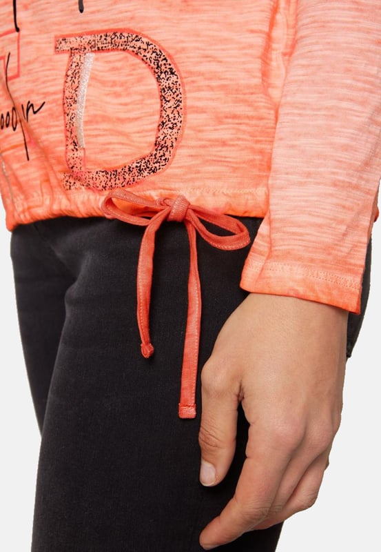 Dit damesshirt met lange mouwen is op vele manieren te combineren en is een musthave basic voor jouw garderobe. Het heeft een losse pasvorm en is gemaakt van hoogwaardig materiaal. Het shirt heeft een V-hals die is omzoomd met een geribbelde bies. De zoom is voorzien van een strikband, waardoor de breedte eenvoudig kan worden aangepast. De slubgarenstructuur zorgt voor een geweldig kleureffect. De grote print op de voorkant wordt geaccentueerd met glitterelementen en geeft het shirt een geweldig visueel hoogtepunt. Een kleine borstzak maakt het ontwerp compleet.