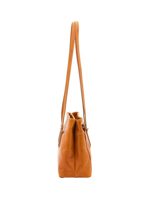 Bolso bandolera para mujer. El cierre es con cremallera. Los bolsillos internos son uno con cremallera. Los bolsillos externos son un frente abierto. Falta la correa para el hombro. El mango es de piel. Hay dos compartimentos internos. El material exterior es auténtica piel de vacuno. Internamente está forrado en algodón. Medidas: 23x30x12 cm. Hecho en Italia