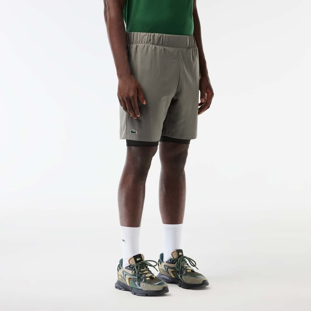 Men’s Two-Tone Lacoste Sport Shorts with Built-in Undershorts.- Regular fit, straight cut: Athletic cut.- Wide waistband with drawstring closure: Comfort first.- Contrasting cycle shorts and lining: A bright touch that’ll get you noticed.- Green silicone crocodile: Lacoste has your back.- Knit fabric with ultra-dry technology: Stay dry and give it your best. Material: 100% Polyester. Ref: GH5215Q9I.