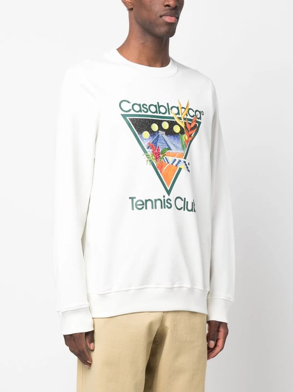 La sudadera Tennis Club de Casablanca muestra la defensa de la est�tica deportiva por parte de la marca. Confeccionado en punto loopback de algod�n org�nico, est� decorado con uno de los estampados gr�ficos caracter�sticos de la marca que resalta sobre el fondo blanco.