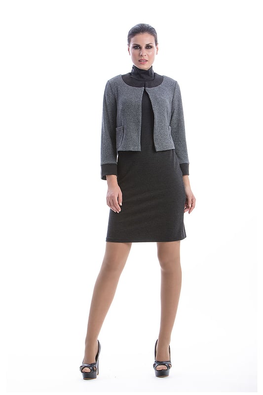 Bolero CONQUISTA in grey knit fabric. Dark grey contrast fabric on the front pockets, cuffs and neckline. Long sleeves and open in the front. To the waist in length. Stretch polyester lining. The model is 1.77m and is wearing size 36/S.
 49%viscose-34%acryl-11%wool-4%cashmere-2%elastan.