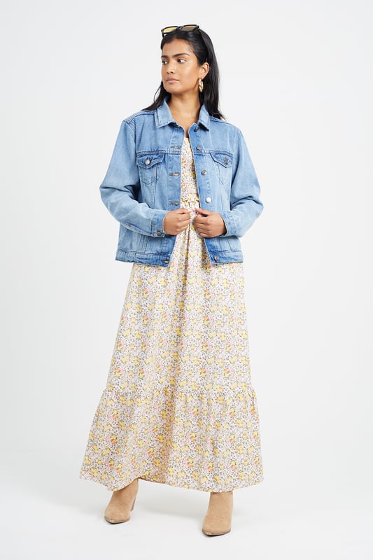 Embrace western chic with this Brave Soul denim jacket. Crafted in 100% cotton, it features two chest pockets, button fastenings, and contrast colour topstitching for an authentic look. The regular fit ensures both style and comfort. Elevate your casual style with this timeless piece.