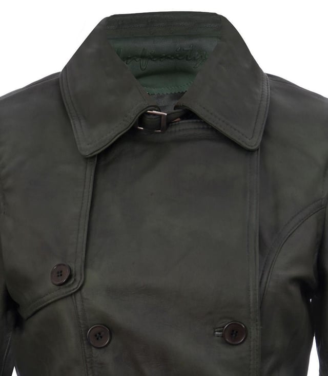 Adéntrate en la elegancia atemporal con nuestra gabardina clásica. Esta obra maestra de doble botonadura muestra las características icónicas que definen el estilo de la gabardina. Su cierre tradicional de tres botones conduce a un cuello con muescas que se puede asegurar con una hebilla, evocando un cuello estilo camisa clásico para mayor calidez. La longitud extendida de la chaqueta proporciona protección adicional contra el frío, lo que la convierte en un elemento esencial del guardarropa de invierno versátil. Elementos clave del diseño: confeccionada con 100% de cuero napa ultra suave de primera calidad para una calidad y comodidad inigualables. Estilo clásico de gabardina con un diseño cruzado y cierre abotonado. El cinturón ajustable y las correas en los puños garantizan un ajuste a medida que complementa tu forma. Cuello con muescas con una hebilla para mayor estilo y calidez. Dos discretos bolsillos calientamanos en la cintura ofrecen un almacenamiento conveniente. Esta gabardina combina sin esfuerzo el estilo atemporal con la funcionalidad, lo que la convierte en un artículo imprescindible para quienes aprecian la moda clásica y la protección contra los elementos. Mejora tu guardarropa con esta pieza icónica.