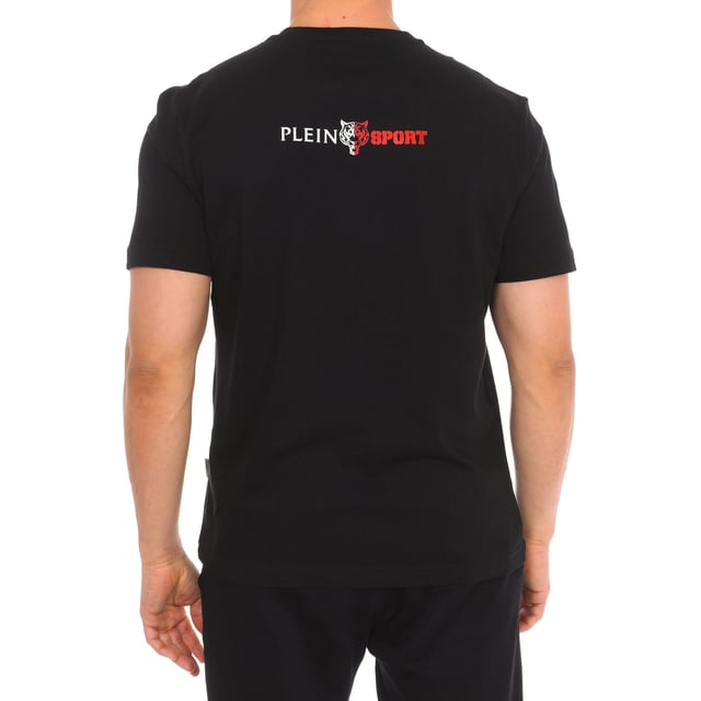 Plein Sport T-Shirt mit kurzen Ärmeln.
 Rundhalsausschnitt mit geripptem Abschluss.
 Markenprint auf der Vorderseite.
 Markendruck auf der Rückseite.
 Nähte im Farbton.
 Zusammensetzung: 100% Baumwolle
 Pflege:
Bei maximaler Temperatur von 30º waschen.
 Bei mittlerer Temperatur bügeln.
 Keinen Trockner verwenden.
 Kein Bleichmittel verwenden.
 Nicht chemisch reinigen.