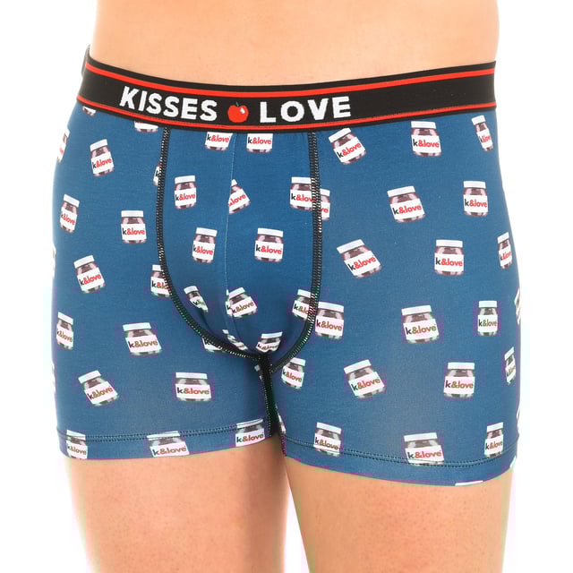Kusjes & Liefde Boxer
 Kleur blauw
 Elastische rubberen tailleband met opeenvolgend geborduurde merknaam.
 Origineel en leuk ontwerp.
 Ademende stof.
 Anatomische voorkant met de mogelijkheid om vast te houden zonder aan te trekken.
 Bijpassende zichtbare naden.

 Samenstelling:
 95% Katoen. -5% Elastaan.

 Onderhoud:
 - Wassen op max. 30º.
 - Geen bleekmiddel gebruiken.
 - Niet in de droger.
 - Niet strijken.
 - Niet chemisch reinigen.
 Samenstelling: 95% Katoen, 5% Elastaan
 Onderhoud:
Wassen op max. temperatuur 30º.
 - Geen bleekmiddel gebruiken.
 - Niet in de droger.
 - Niet strijken.
 - Niet chemisch reinigen.