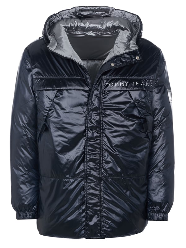 60% poliéster, 40% poliamida; chaqueta Tommy Hilfiger; Modelo: DM0DM12553BDS; Capucha forrada con cordón; Cremallera; Bolsillos para las manos con tira protectora; Reversible; Detalles del logo de Tommy Hilfiger
