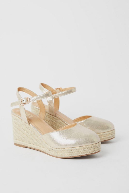 Got somewhere special to be? Get all glammed up with our selection of main collection and wide fit women's heels for every occasion. From strappy heels and barely-there sandals to classic courts, embellished slingbacks and party platforms, we've got the perfect heels for all your plans. Choose from patent, metallic and leather-look styles and find your new faves today.Style: Wide Fit Rumor Closed Toe Wedges Fit: Wide Fit Ideal for: CasualDesign: Classic Fastening: Buckle Heel height: 8.5cm / 3.3 Inches Heel shape: Wedge