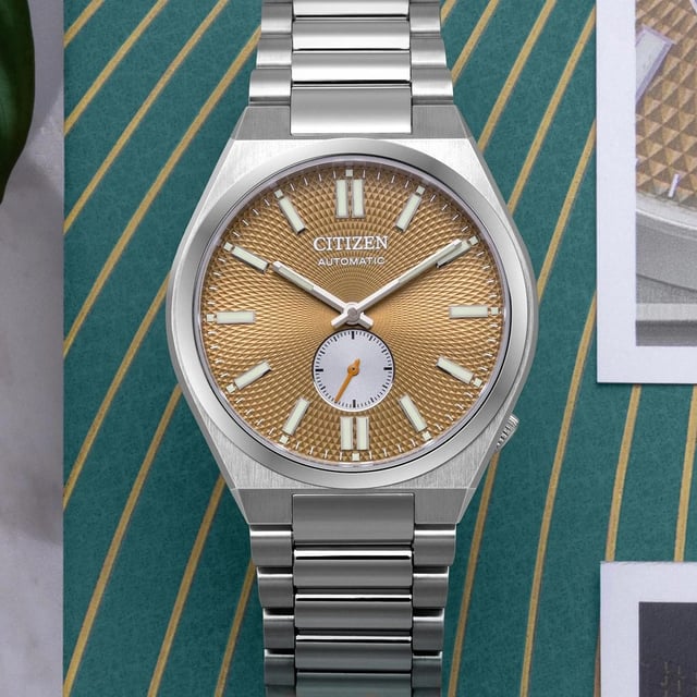 This Citizen Tsuyosa Analogue Watch for Men is the perfect timepiece to wear or to gift. It's Silver 40 mm Round case combined with the comfortable Silver Stainless steel watch band will ensure you enjoy this stunning timepiece without any compromise. Operated by a high quality Automatic movement and water resistant to 5 bars, your watch will keep ticking. The "Tsuyosa" Small Second Automatic brings ultramodern all-purpose styling right to your wrist. This Analogue watch has a function: Luminous Hands and Luminous Numbers High quality 21 cm length and 22 mm width Silver Stainless steel strap with a Deployment clasp Case diameter: 40 mm,case thickness: 12 mm, case colour: Silver and dial colour: Green