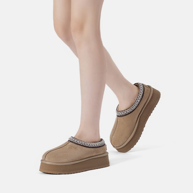 EVER AU Australia Women Wonga Leather Slippers Step into sophistication and comfort with the Wonga Platform Slippers, boasting a stylish platform sole. With five versatile neutral colour options, including chestnut and olive, these slippers effortlessly elevate any outfit with understated elegance.
Product No. EAU2016
Description:
- Cow Suede Upper
Sheepskin Wool Insole and Lining
- EVA Rubber Sole