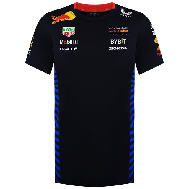 Zeigen Sie Ihre Leidenschaft für Hochgeschwindigkeitsrennen mit dem Red Bull Racing Official Teamline Set Up Herren T-Shirt in Navy. Dieses Premium-T-Shirt wurde mit dem engagierten Fan im Hinterkopf entworfen und kombiniert Stil, Komfort und echten Teamgeist in einem eleganten Navy-Design. Ob auf der Rennstrecke oder in der Stadt, es ist der perfekte Weg, Ihre Unterstützung für Red Bull Racing zu zeigen.

Hauptmerkmale:
Offizielle Team-Merchandise:

Stolz trägt es das authentische Red Bull Racing Branding, sodass Sie echte Fan-Bekleidung tragen.

Premium-Leistungsstoff:

Hergestellt aus hochwertigem, atmungsaktivem Material, das langanhaltenden Komfort und Haltbarkeit bietet – ideal für Renntage und den täglichen Gebrauch.

Elegantes Navy-Design:

Der moderne Navy-Ton sorgt für einen vielseitigen und stilvollen Look, der mühelos mit jedem lässigen Outfit kombiniert werden kann.

Vielseitige Passform:

Entwickelt für eine entspannte, bequeme Passform, die sowohl für aktive Lebensstile als auch für Fan-Events ideal ist.

Kräftige Teamidentität:

Besitzt markante Designelemente und Logos, die den dynamischen Geist von Red Bull Racing einfangen.

Erweitern Sie Ihre Fankollektion mit dem Red Bull Racing Official Teamline Set Up Herren T-Shirt, wo Stil auf Leistung und Leidenschaft für das Rennen trifft.