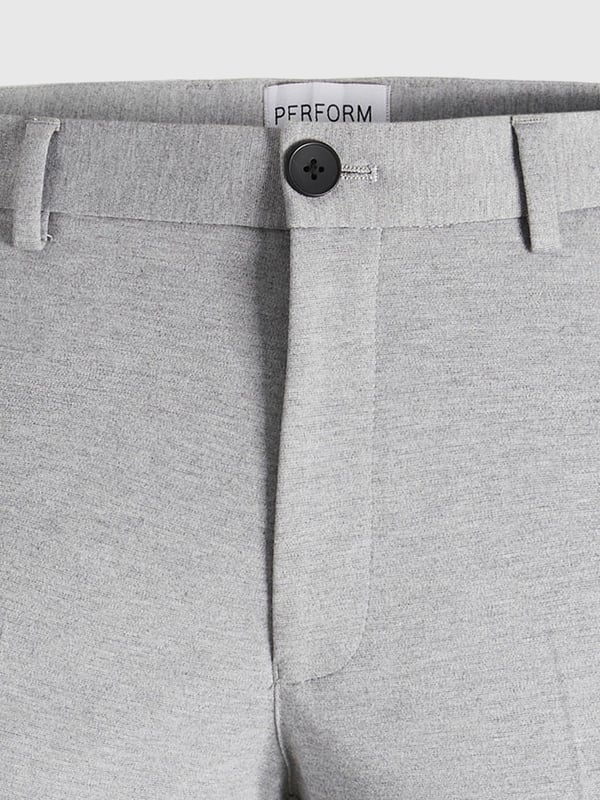 Performance Pants von TeeShoppen Dies ist ein Paar unserer beliebten Performance Pants™. Mit dieser Hose erzielen Sie einen Look, der sowohl stilvoll als auch bequem ist, denn die graue Hose passt in jeden Kleiderschrank und zu jedem Outfit. Wenn Sie hohe Ansprüche an die Funktionalität und Qualität Ihrer Kleidung stellen, ist die Perform-Kollektion von TeeShoppen genau das Richtige für Sie. Wir haben diese Kollektion entwickelt, um die besten Kleidungsstücke für Sie herzustellen. Wir verwenden weiche, bequeme und dehnbare Materialien, damit Sie sie den ganzen Tag tragen können.
 Die Hose ist hier in der Farbe Grau abgebildet.
 Die Hose hat eine schmale Passform. Das Modell ist auch in Regular fit erhältlich.
  Welche Größe hat die Hose?  Die Hose kann in 14 verschiedenen Größen ausgewählt werden. Siehe und wählen Sie die Größe unter "Größe".
 Die Größen sind für Männer angepasst.
  Über TeeShoppen Bei TeeShoppen sind wir stolz darauf, unsere eigenen Produkte anzubieten. Unser Sortiment umfasst einfache Kleidungsstücke, die wir selbst tragen möchten. Aber auch wenn die Kleidung einfach ist, haben wir keine Kompromisse bei der Qualität oder dem Design gemacht. Unsere Kleidung ist so konzipiert, dass sie leicht zu stylen ist und aus den besten Materialien besteht. So wird sichergestellt, dass Sie Kleidung erhalten, die bequem zu tragen ist und zu allen Gelegenheiten getragen werden kann. Sie suchen nach einem Ort, an dem Sie zeitlose Kleidung für Männer und Frauen finden? Bei TeeShoppen zahlen Sie nicht für teure Marken und Kosten - nur für Qualität und Service. Und natürlich erweitern wir unser Sortiment ständig im Einklang mit der Mode, so dass Sie bei uns immer eine moderne Basic-Kleidung finden können.
  Angebote für The original Performance Pants Kids - Hellgrau Bei TeeShoppen gibt es derzeit Angebote für The original Performance Pants Kids - Hellgrau. Holen Sie es sich jetzt!