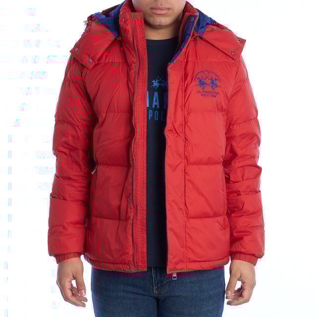 Chaqueta acolchada de hombre de La Martina.

Un diseño funcional y moderno define esta chaqueta acolchada de La Martina, ideal para mantener el estilo y la calidez durante el invierno.

Detalles:

- Confeccionada en tejido exterior resistente al viento y de alta calidad.
- Forro acolchado.
- Capucha desmontable con cremallera y cierre de botones a presión.
- Cierre frontal con cremallera y solapa adicional con botones de presión para mayor protección contra el viento.
- Cordón en el dobladillo interno ajustable.
- Bolsillos laterales con cierre de cremallera.
- Bolsillo interno con cierre de cremallera.
- Bordado distintivo de La Martina en el pecho.
- Puños y dobladillo elásticos en canalé.

Esta chaqueta de hombre acolchada de La Martina combina calidez, estilo y funcionalidad, siendo la opción perfecta para quienes buscan una prenda versátil y elegante para el invierno.
 Composición: Tejido: 100% Poliamida; Forro: 100% Poliéster; Relleno: 70% Plumón, 30% Pluma
 Cuidados:
- Lavar a máquina en un ciclo suave con agua fría.
- Usar detergente suave y evitar el uso de blanqueadores.
- No usar secadora.
- No planchar directamente la chaqueta.