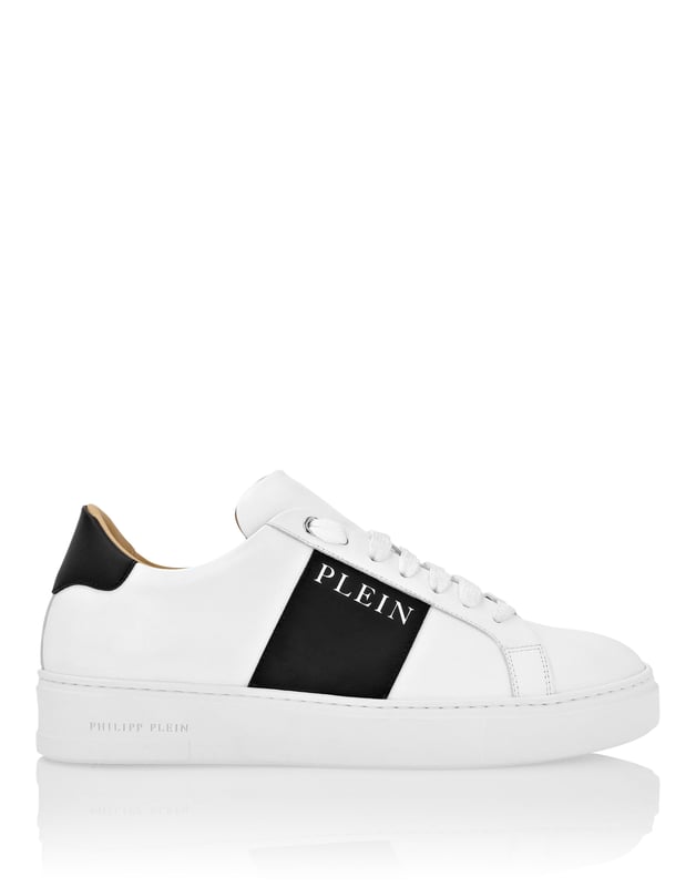 Entdecken Sie die Einzigartigkeit dieser bicolor Low-Top Sneakers. Betrachten Sie die Details.  
Nappaleder-Obermaterial mit kontrastfarbenen Gummidetails  
Ein kontrastfarbener Gummiriemen mit Markenbeschriftung  
Kontrastierende Gummi-Fersenlasche  
High-Tech, ergonomische, ultraleichte, stoßdämpfende Gummi-Zwischensohle  
Gerillte Gummisohle für maximalen Halt  
Gepolstertes Nappafutter und herausnehmbare Innensohle