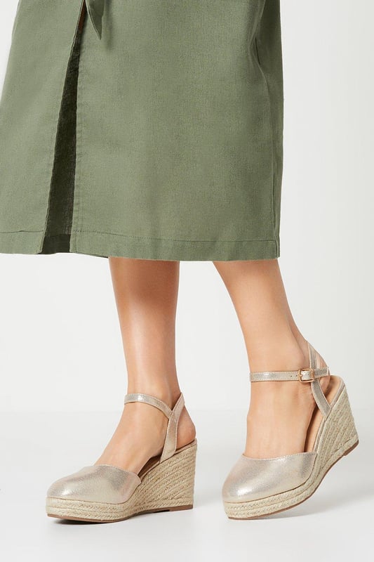 Got somewhere special to be? Get all glammed up with our selection of main collection and wide fit women's heels for every occasion. From strappy heels and barely-there sandals to classic courts, embellished slingbacks and party platforms, we've got the perfect heels for all your plans. Choose from patent, metallic and leather-look styles and find your new faves today.Style: Wide Fit Rumor Closed Toe Wedges Fit: Wide Fit Ideal for: CasualDesign: Classic Fastening: Buckle Heel height: 8.5cm / 3.3 Inches Heel shape: Wedge