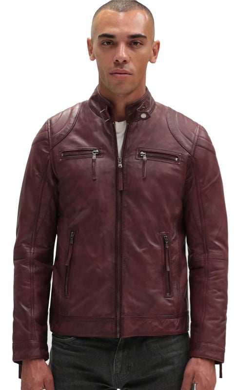 Esta chaqueta de moto, confeccionada con nuestro cuero napa ultra suave de primera calidad, se destaca por brindar un ajuste más ajustado, ayudado por cintura y mangas ajustables que se aseguran con botones a presión. Se agregan hombros plisados ​​​​redondeados para una apariencia única, pero la chaqueta sigue siendo fiel a sus raíces de motociclista, con una cremallera YKK recta tradicional, bolsillos con cremallera en el pecho y un cuello corto con solapa con botones a presión. Este estilo de chaqueta también se presenta en una amplia gama de nuestros colores premium para permitir combinar esta chaqueta con cualquier atuendo para cualquier ocasión. • 100% cuero napa ultra suave de primera calidad. • Bolsillos con cremallera en la cintura • Bolsillos con cremallera en el pecho • Cintura y mangas ajustables para mayor comodidad • Diseño plisado redondeado en los hombros