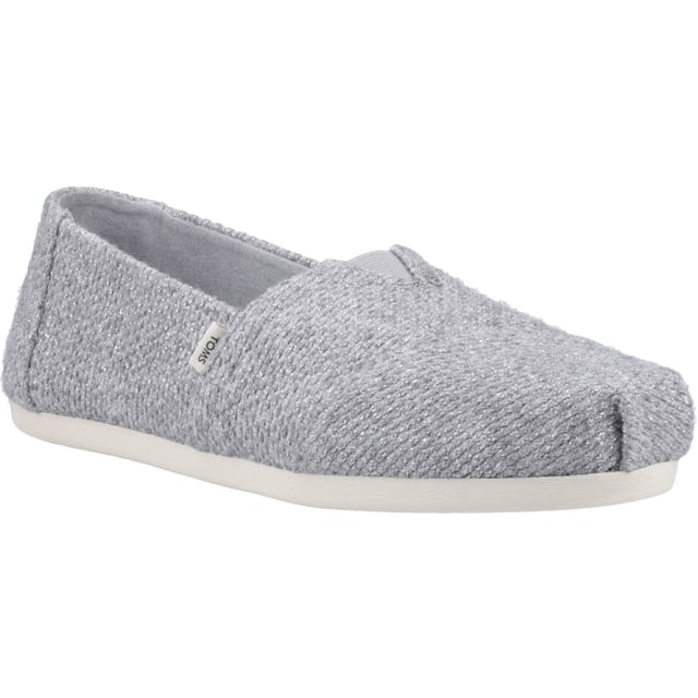 Alltäglicher Stil mit traumhaftem Komfort. Dieser klassische, leicht zu tragende Alpargata-Schuh verfügt über ultra-weiche CloudBound-Sohlen für verbesserte Atmungsaktivität und wolkenartigen Halt. Schlüpfen Sie für einen einfachen Stil hinein und verleihen Sie jedem Look einen majestätischen Moment.