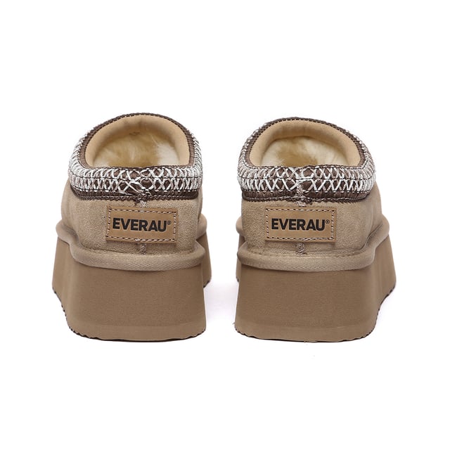 EVER AU Australia Women Wonga Leather Slippers Step into sophistication and comfort with the Wonga Platform Slippers, boasting a stylish platform sole. With five versatile neutral colour options, including chestnut and olive, these slippers effortlessly elevate any outfit with understated elegance.
Product No. EAU2016
Description:
- Cow Suede Upper
Sheepskin Wool Insole and Lining
- EVA Rubber Sole